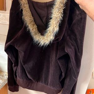 FOR THE THE Y2K BADDIES SUPER CUTE ZIP UP WITH FUR AND THE CUTEST BROWN COLOR!!